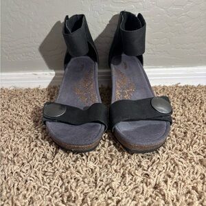 Aetrex Black and Gray Sandals